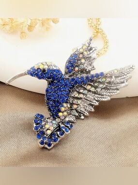 💙 NEW Betsey Johnson Stunning Blue & Green crystal hummingbird necklace 💙